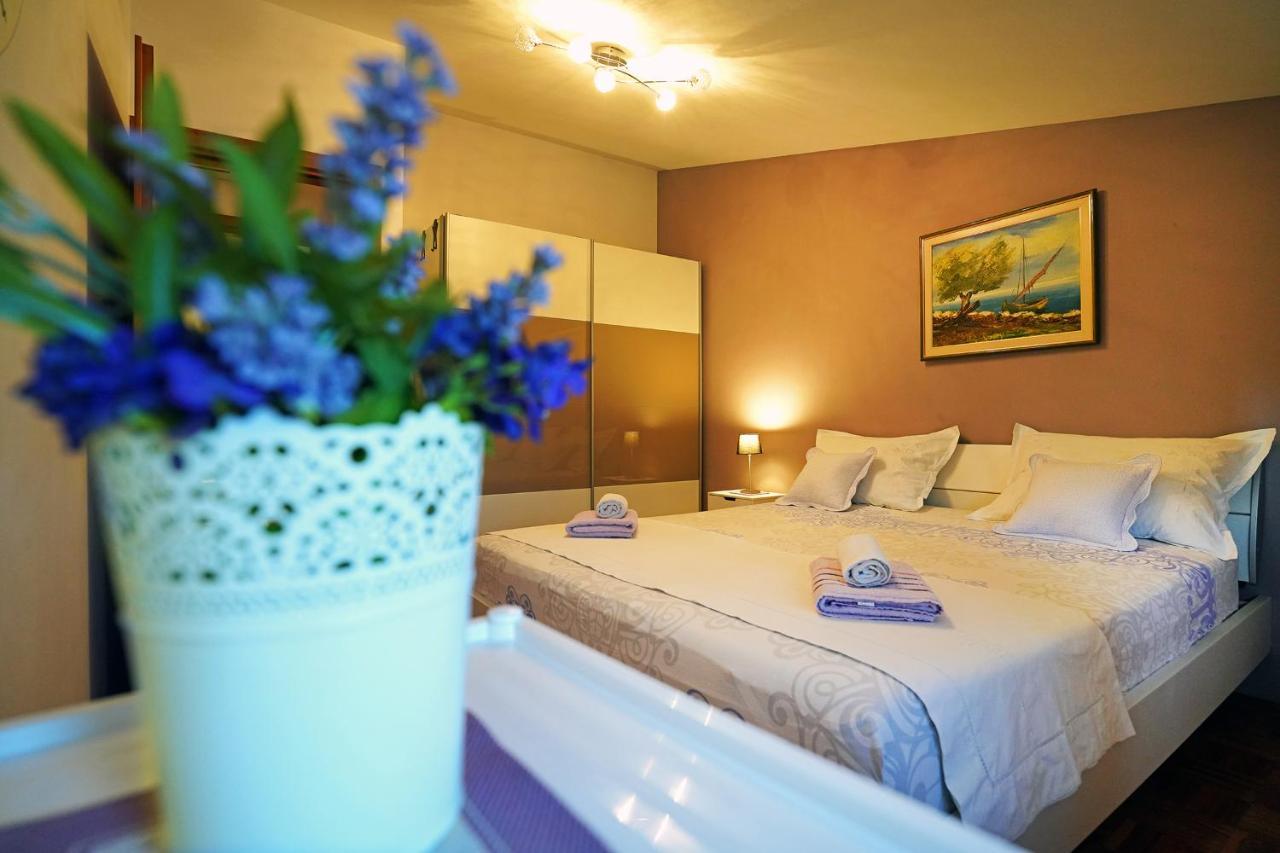 Villa Tago With Heated New Pool Каштела Екстер'єр фото