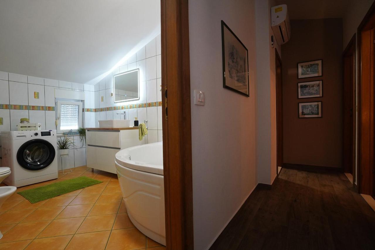 Villa Tago With Heated New Pool Каштела Екстер'єр фото
