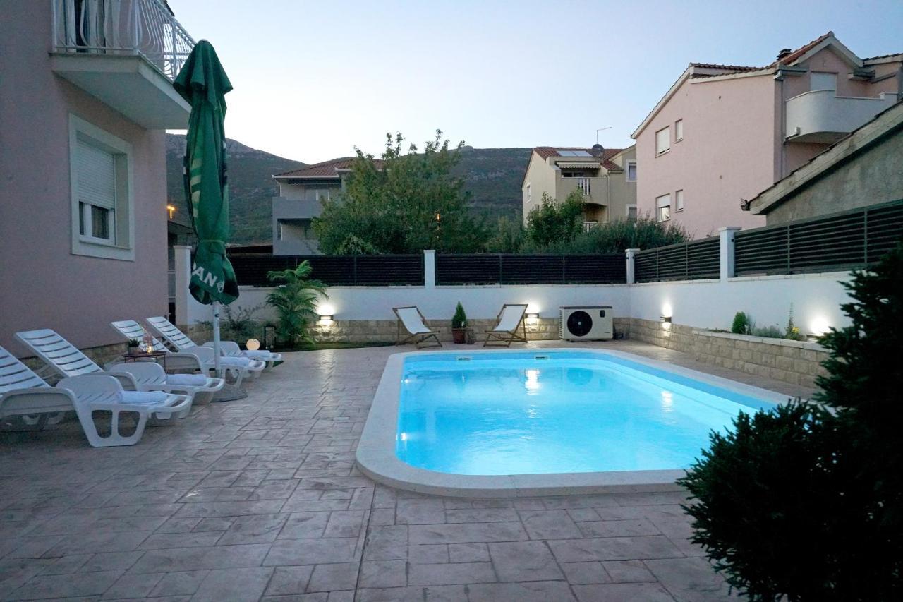 Villa Tago With Heated New Pool Каштела Екстер'єр фото