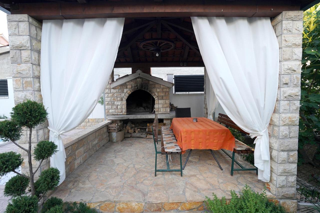 Villa Tago With Heated New Pool Каштела Екстер'єр фото