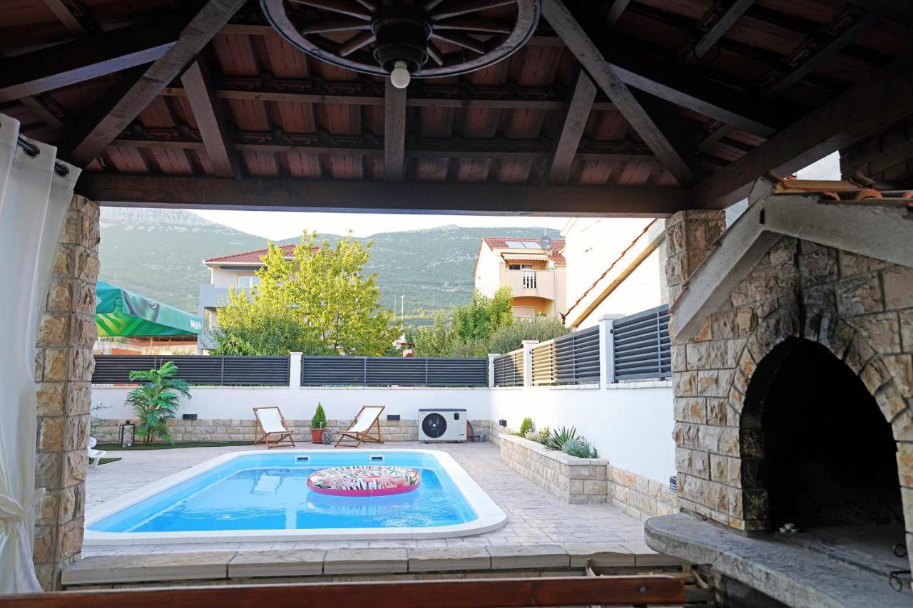 Villa Tago With Heated New Pool Каштела Екстер'єр фото